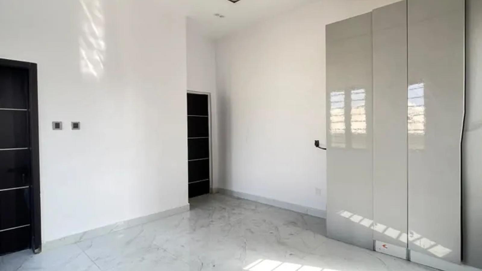 5 BEDROOM FULLY DETACHED DUPLEX WITH BQ