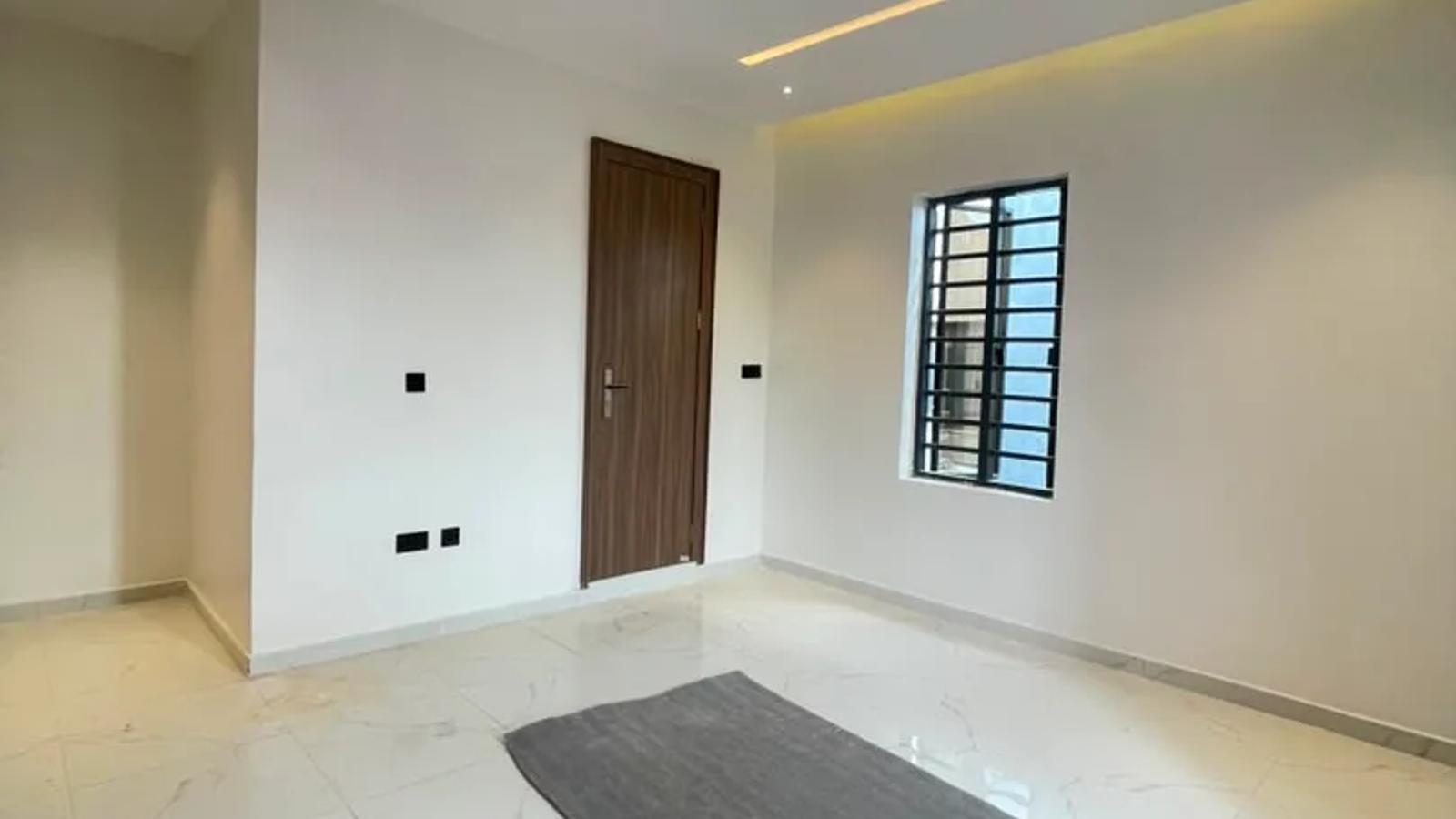 4 BEDROOM FULLY DETACHED DUPLEX