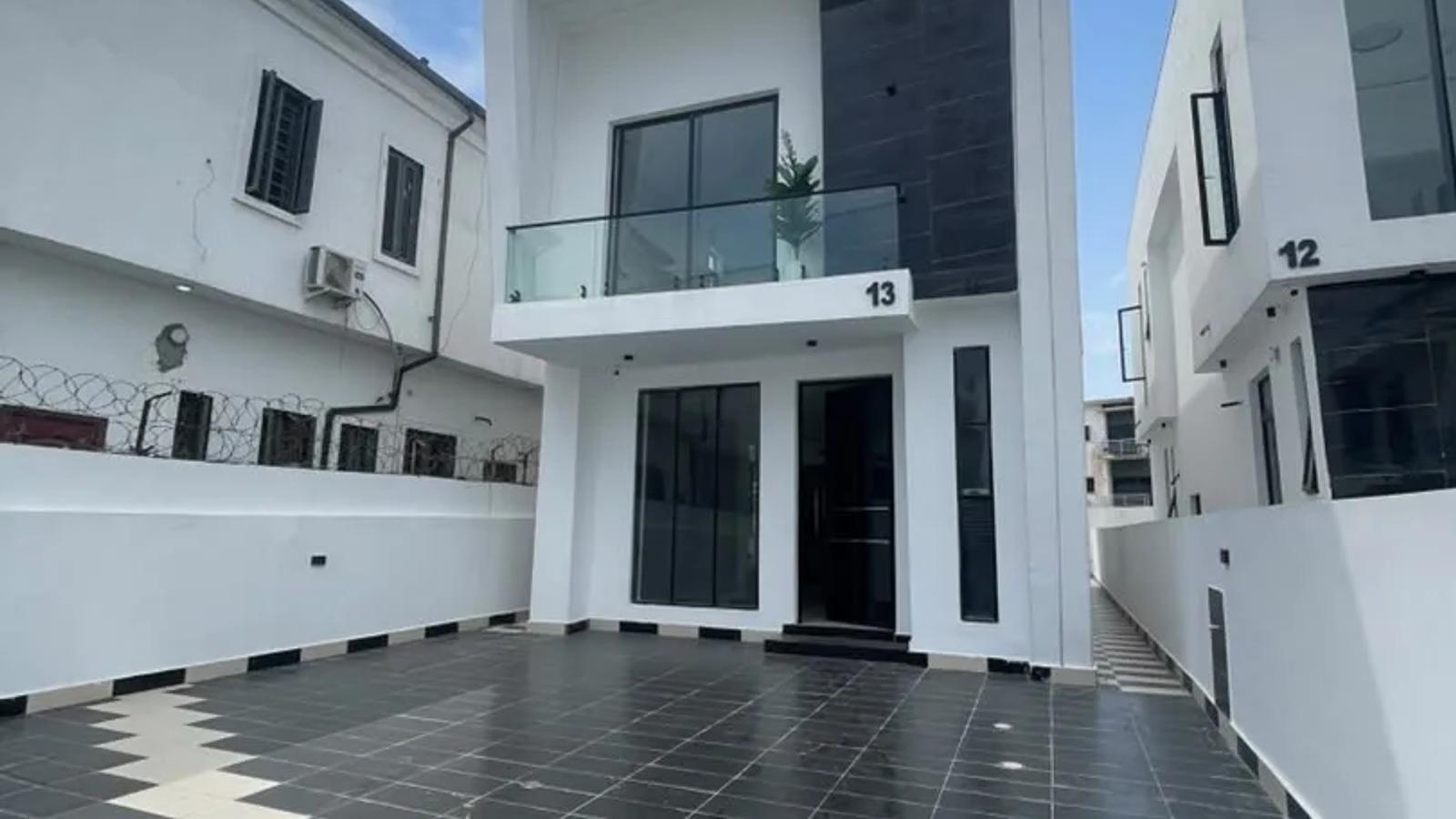 4 BEDROOM FULLY-DETACHED DUPLEX WITH BQ