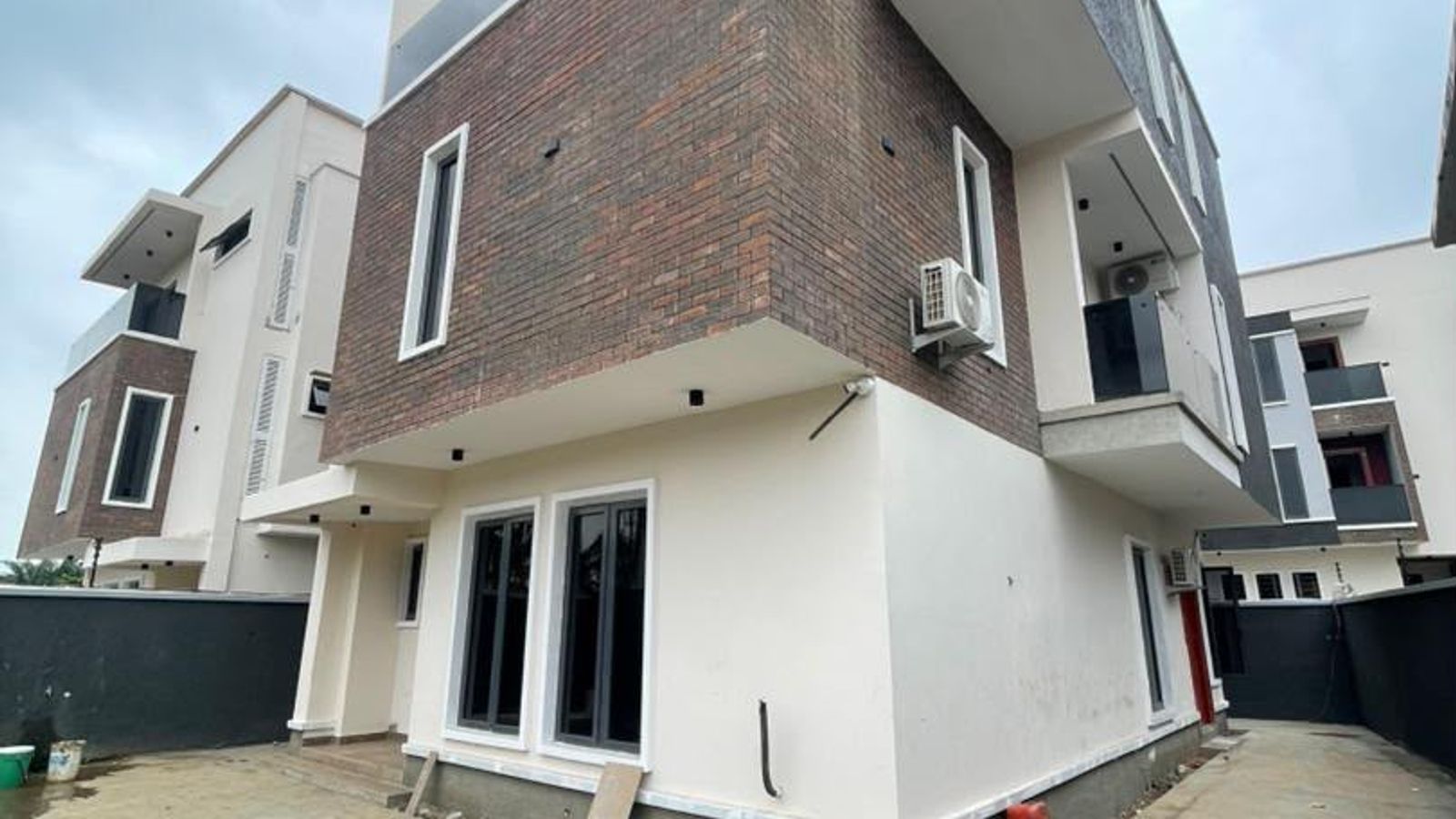 5 Bedroom Fully Detached Duplex