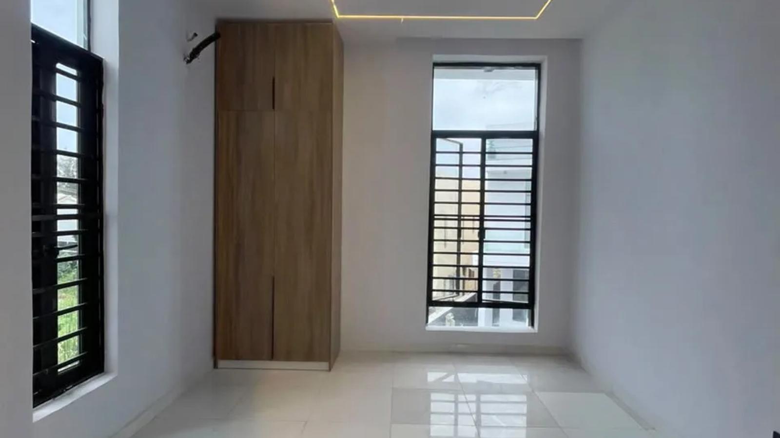 5 Bedroom Fully Detached Duplex