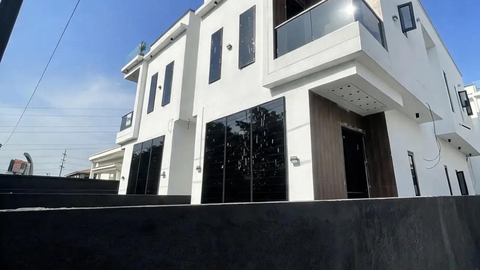 4 BEDROOM FULLY DETACHED DUPLEX
