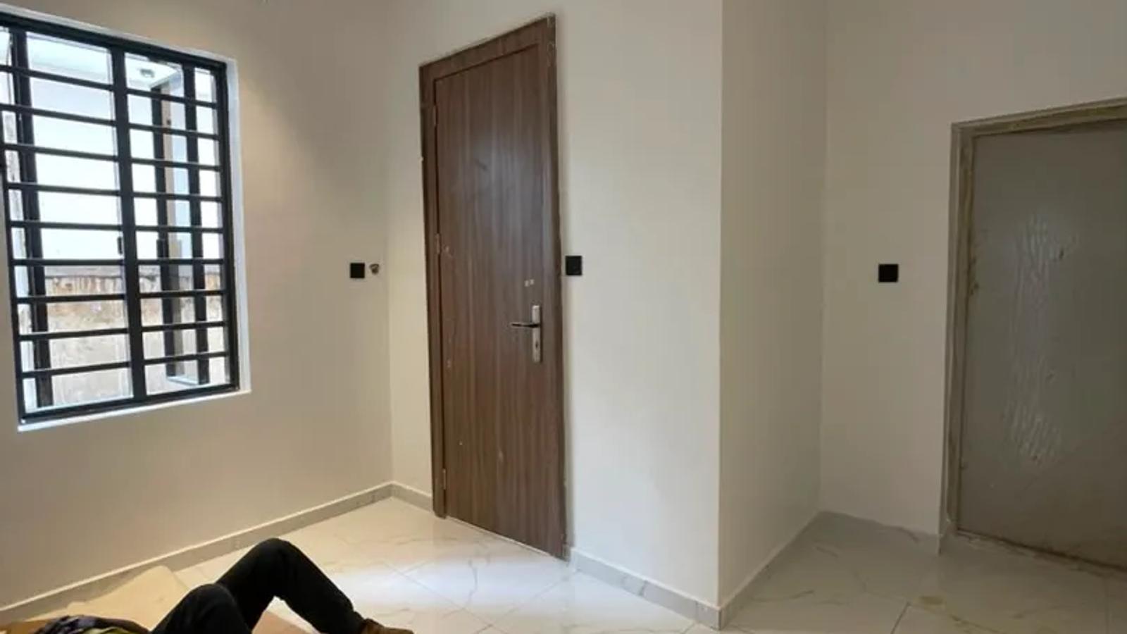 4 BEDROOM FULLY DETACHED DUPLEX