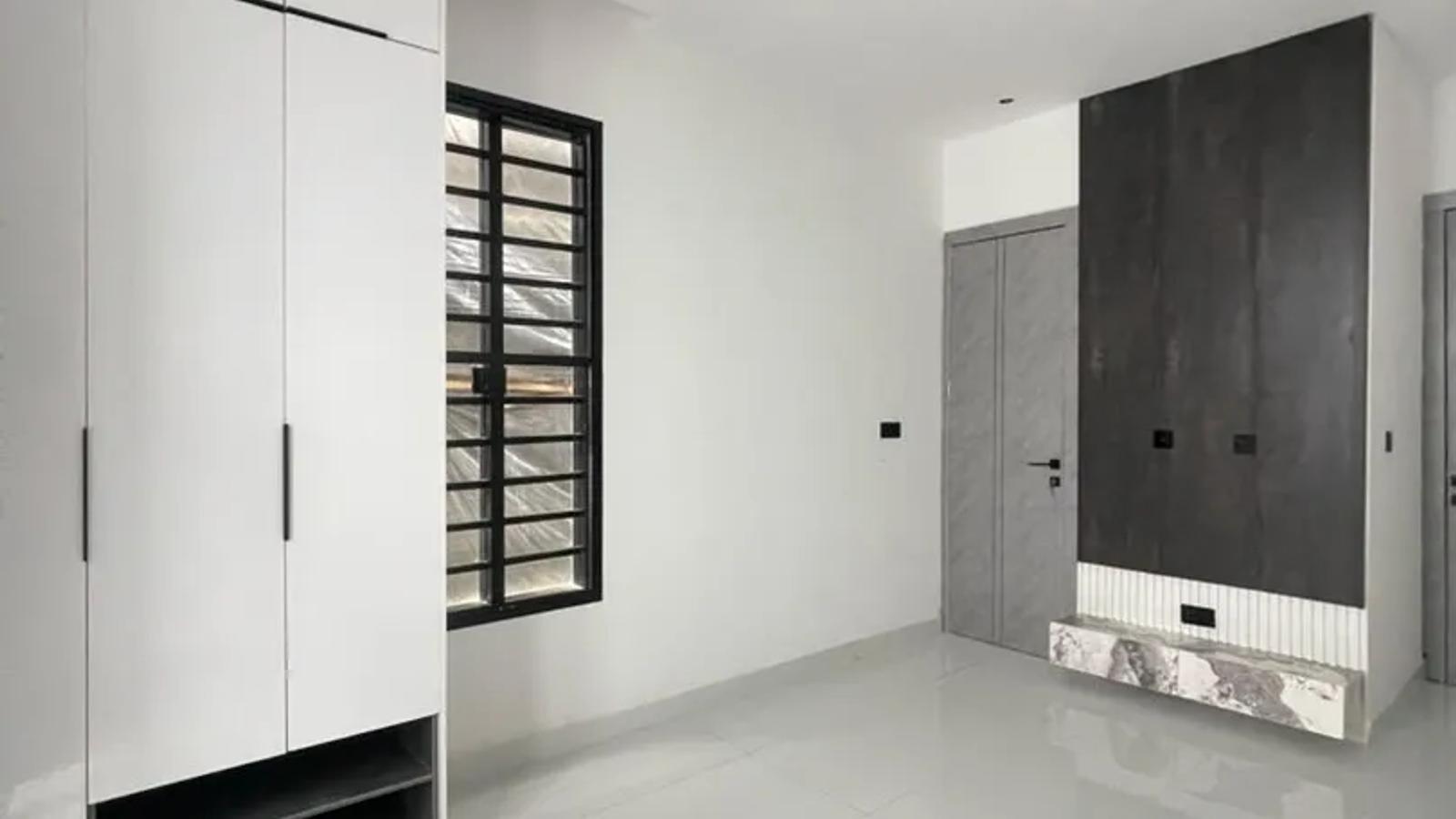 5 BEDROOM FULLY DETACHED DUPLEX