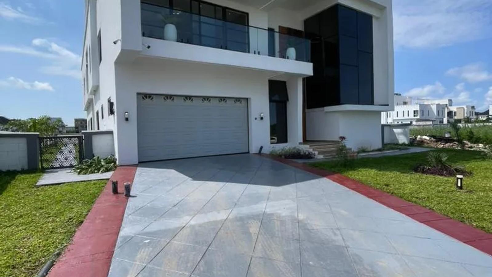 6 Bedroom Fully Detached Duplex