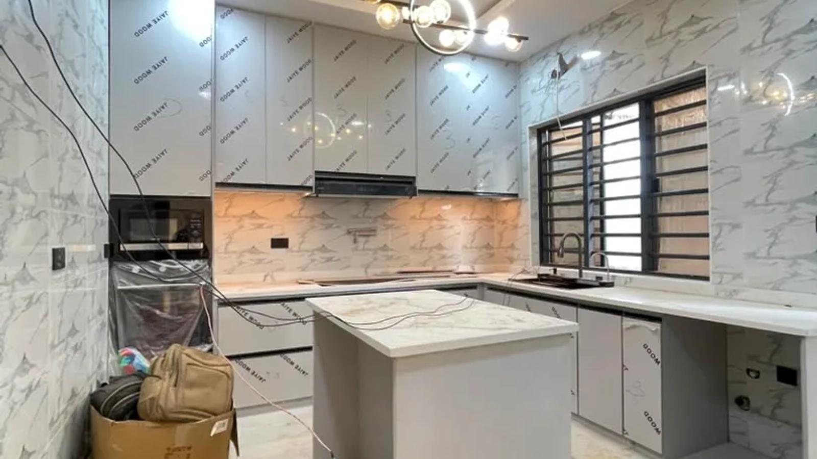 4 BEDROOM FULLY DETACHED DUPLEX