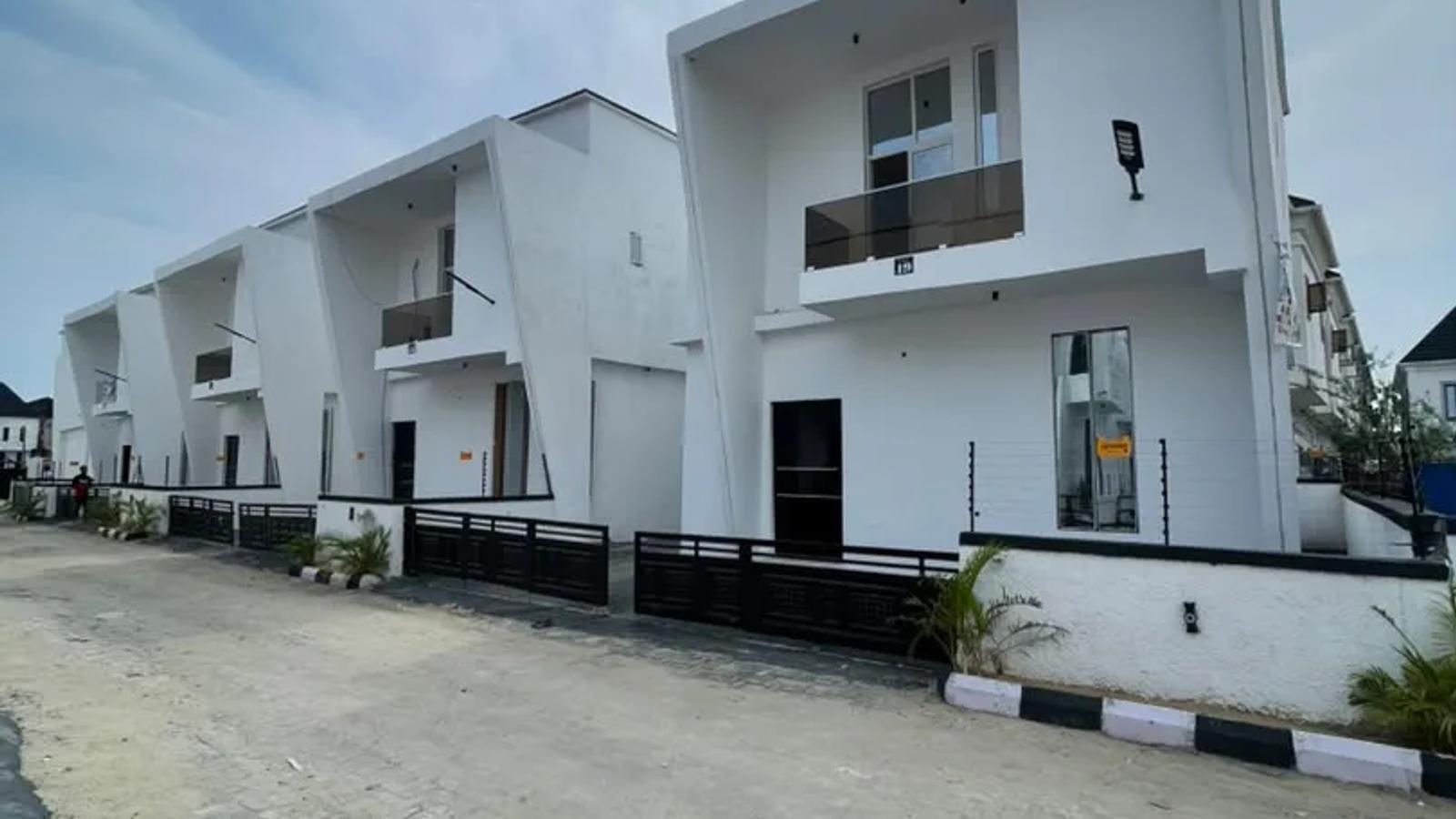 4 BEDROOM FULLY DETACHED DUPLEX