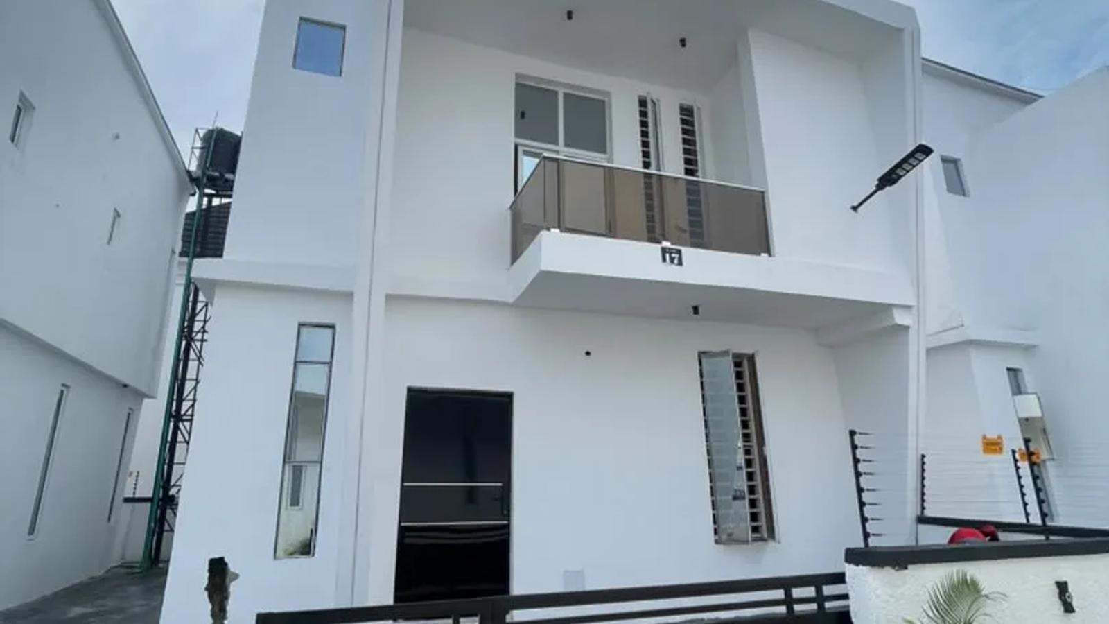4 BEDROOM FULLY DETACHED DUPLEX