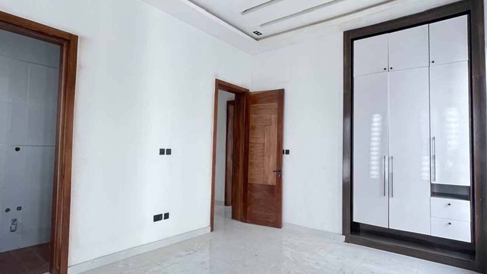 6 Bedroom Fully Detached Duplex