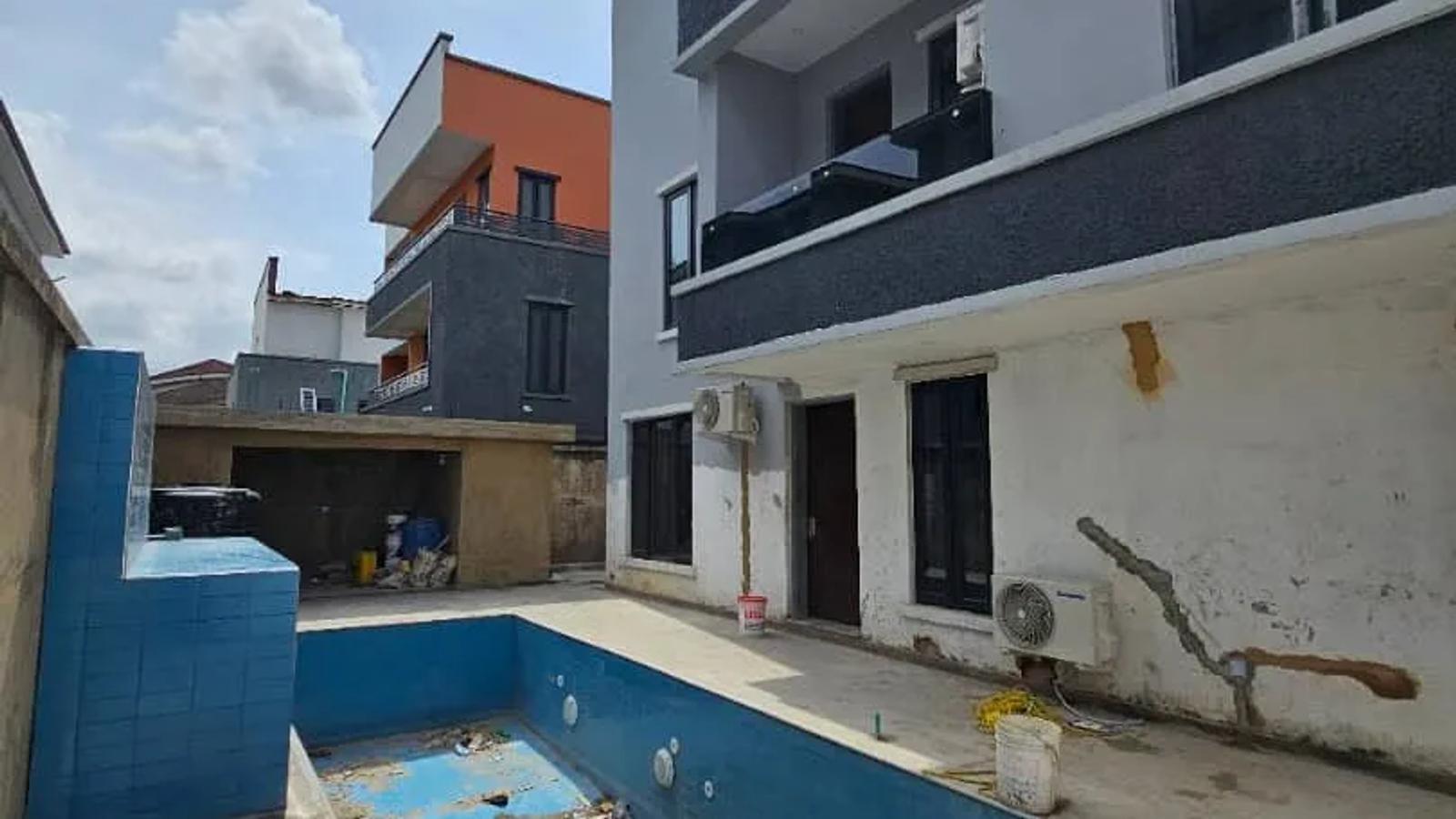 6 Bedroom Fully Detached Duplex
