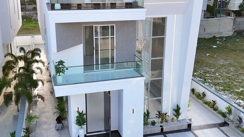 5 Bedroom Fully Detached Duplex