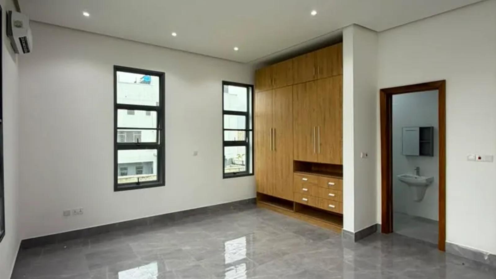 5 Bedroom Fully Detached Duplex