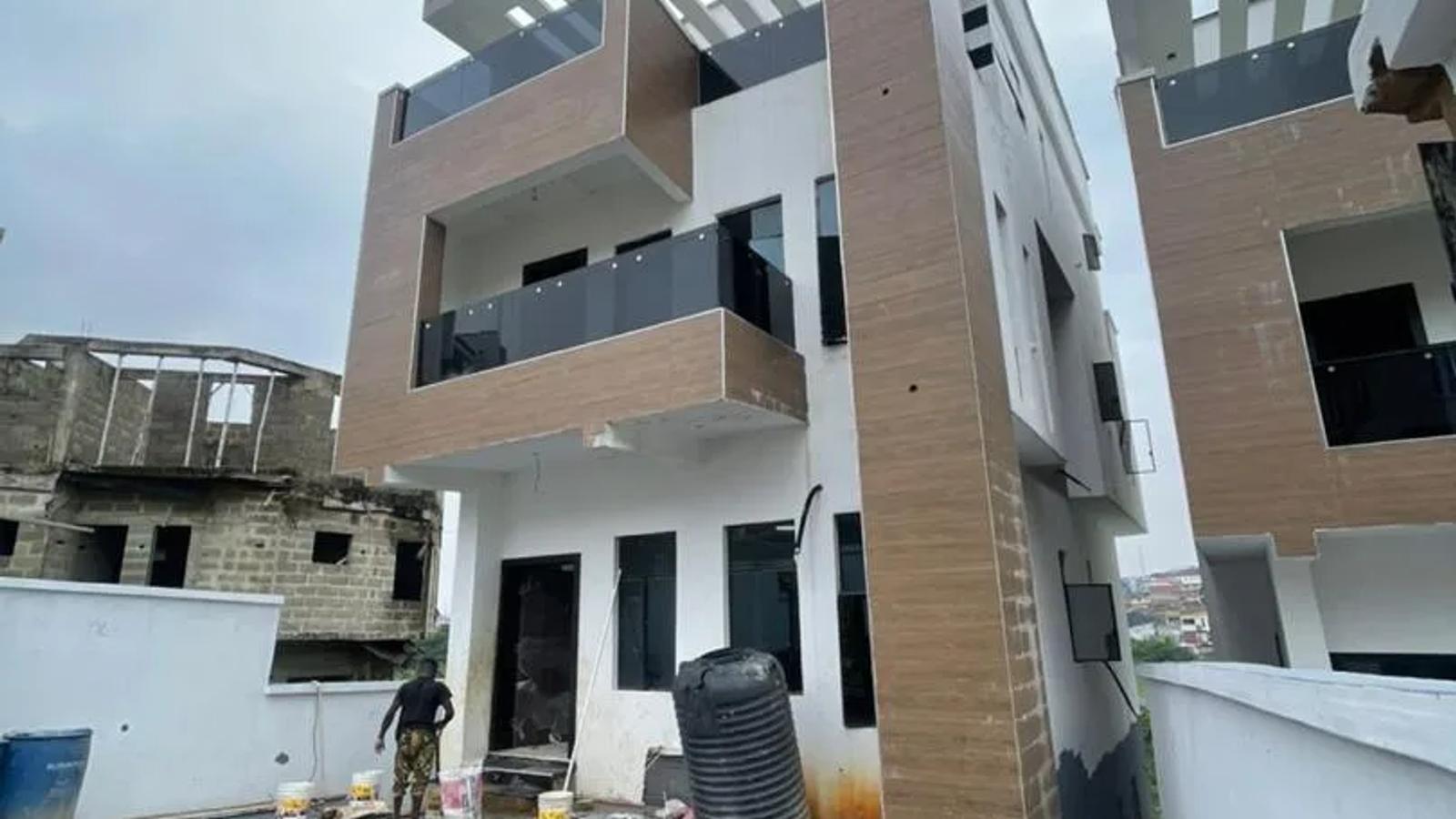 5 BEDROOM FULLY DETACHED DUPLEX