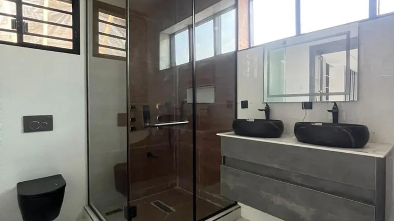 5 BEDROOM FULLY DETACHED DUPLEX