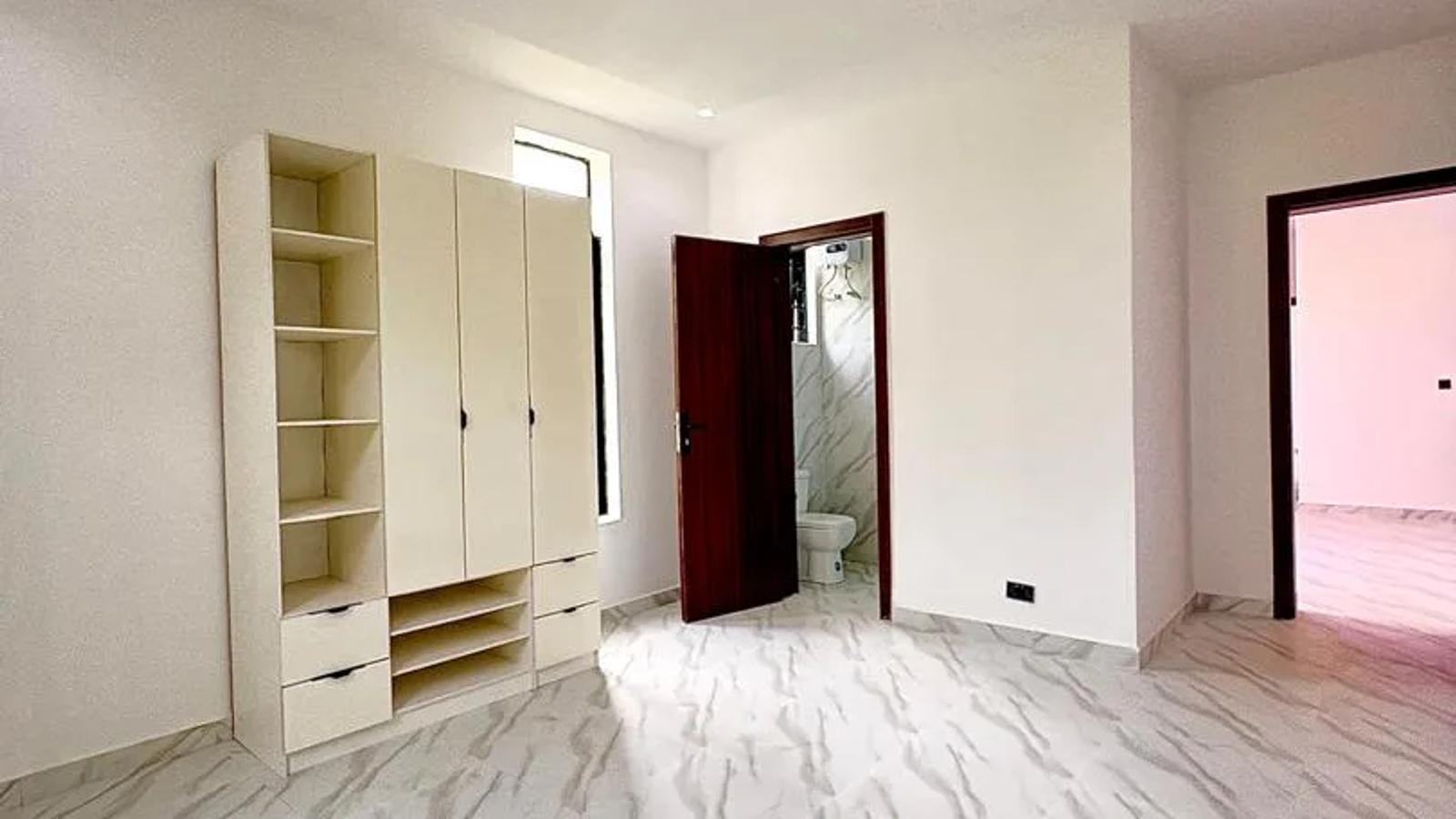 5 Bedroom Fully Detached Duplex