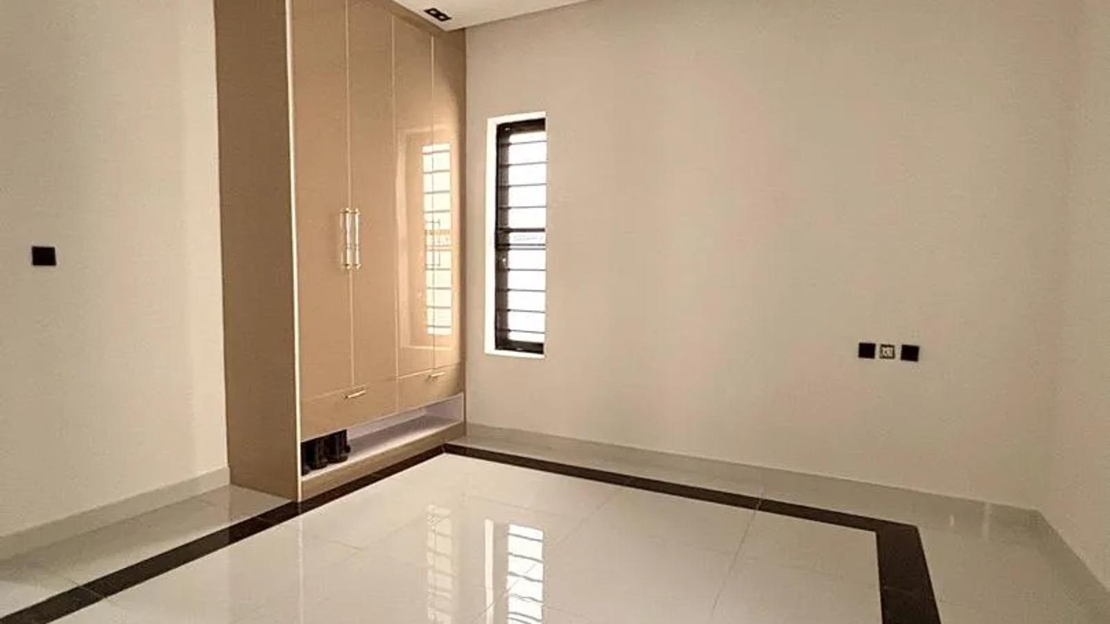 5 Bedroom Fully Detached Duplex