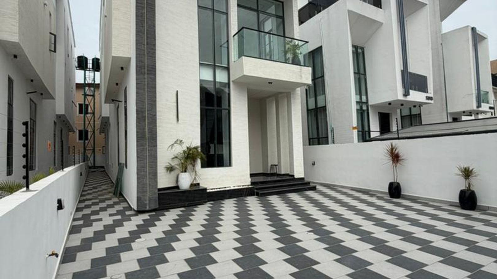 LUXURY 5BEDROOM FULLY DETACHED DUPLEX FOR SALE