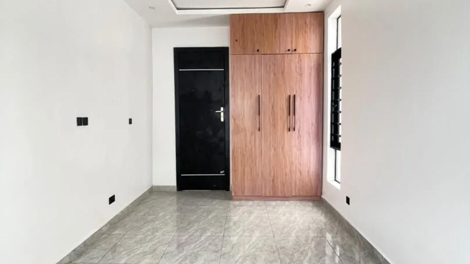 4 BEDROOM FULLY-DETACHED DUPLEX WITH BQ