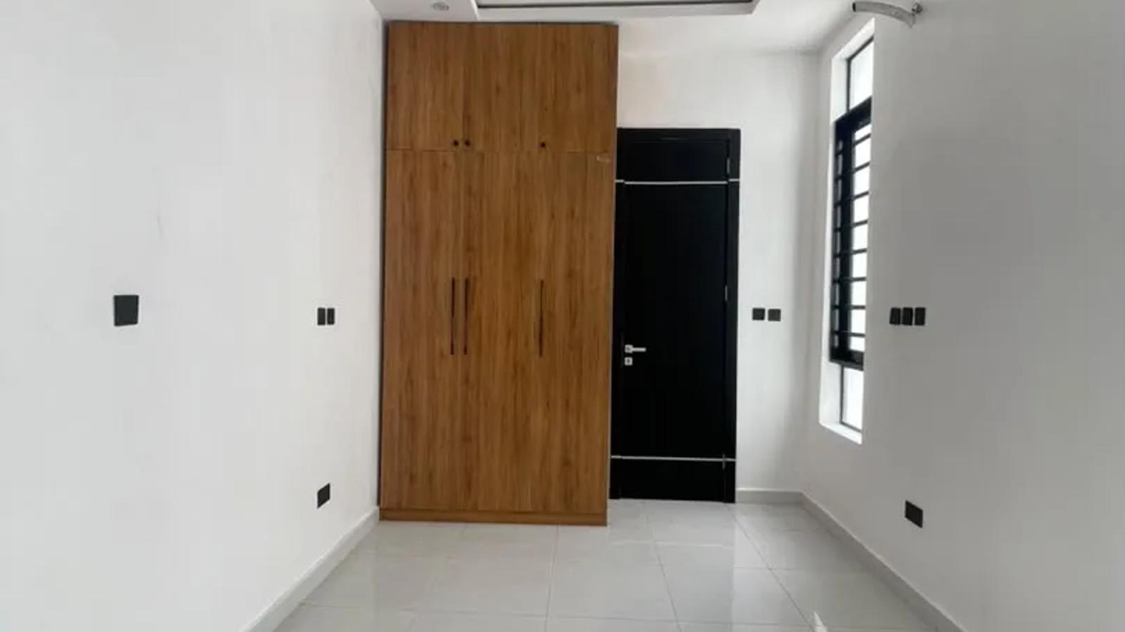 4 BEDROOM FULLY-DETACHED DUPLEX WITH BQ