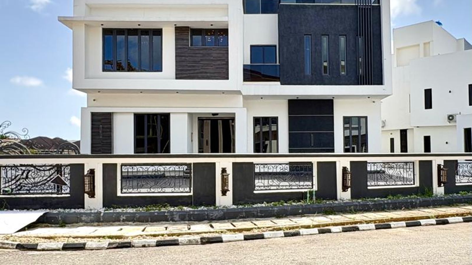 7 Bedroom Fully Detached Duplex