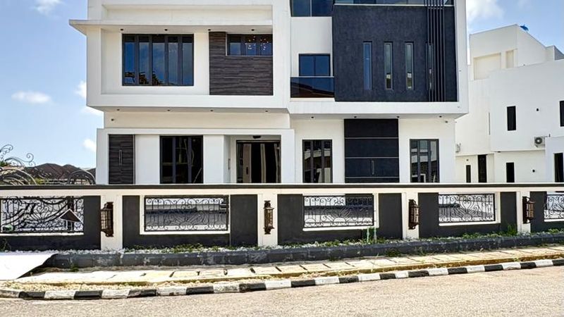 7 Bedroom Fully Detached Duplex