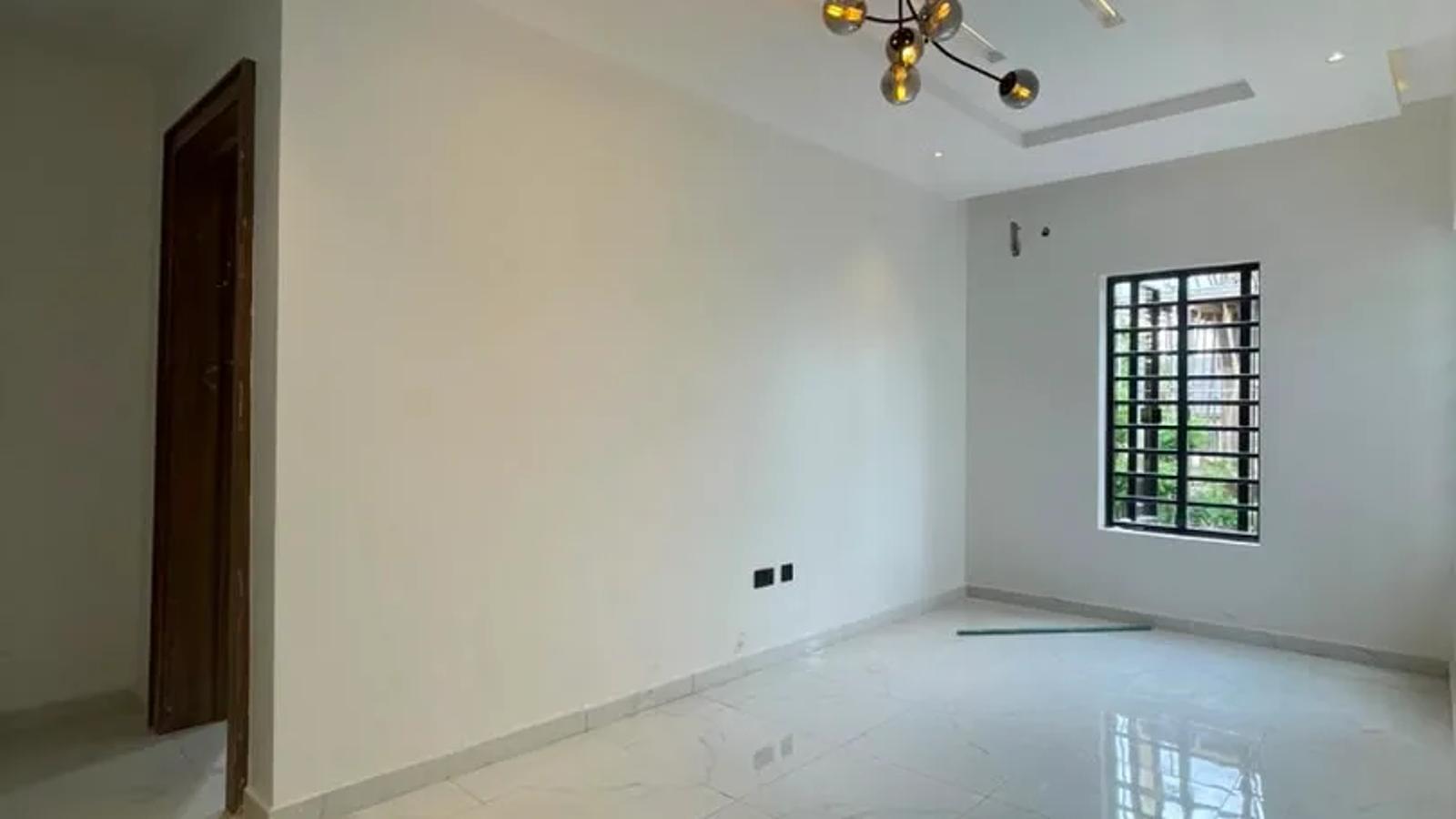 4 BEDROOM FULLY DETACHED DUPLEX