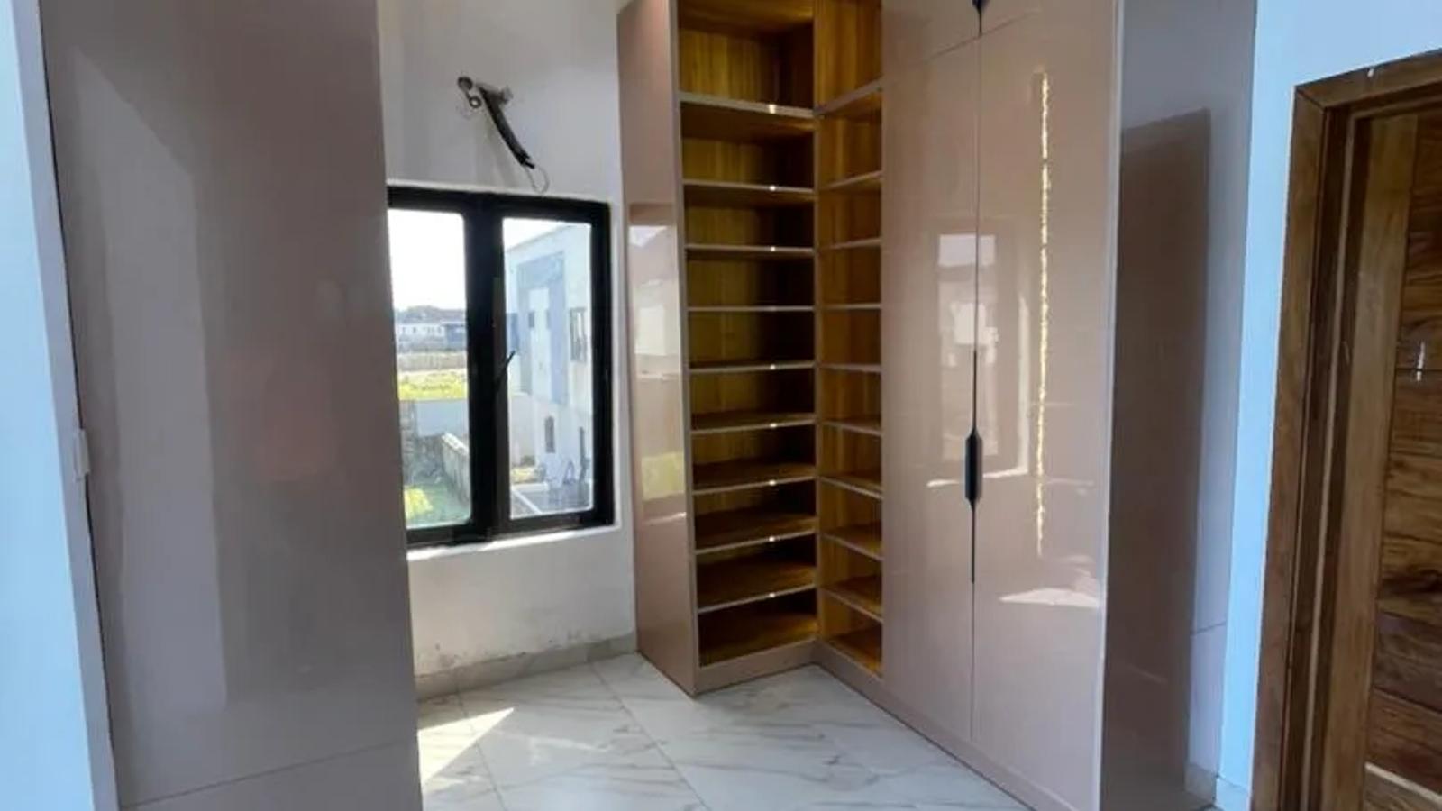 6 Bedroom Fully Detached Duplex