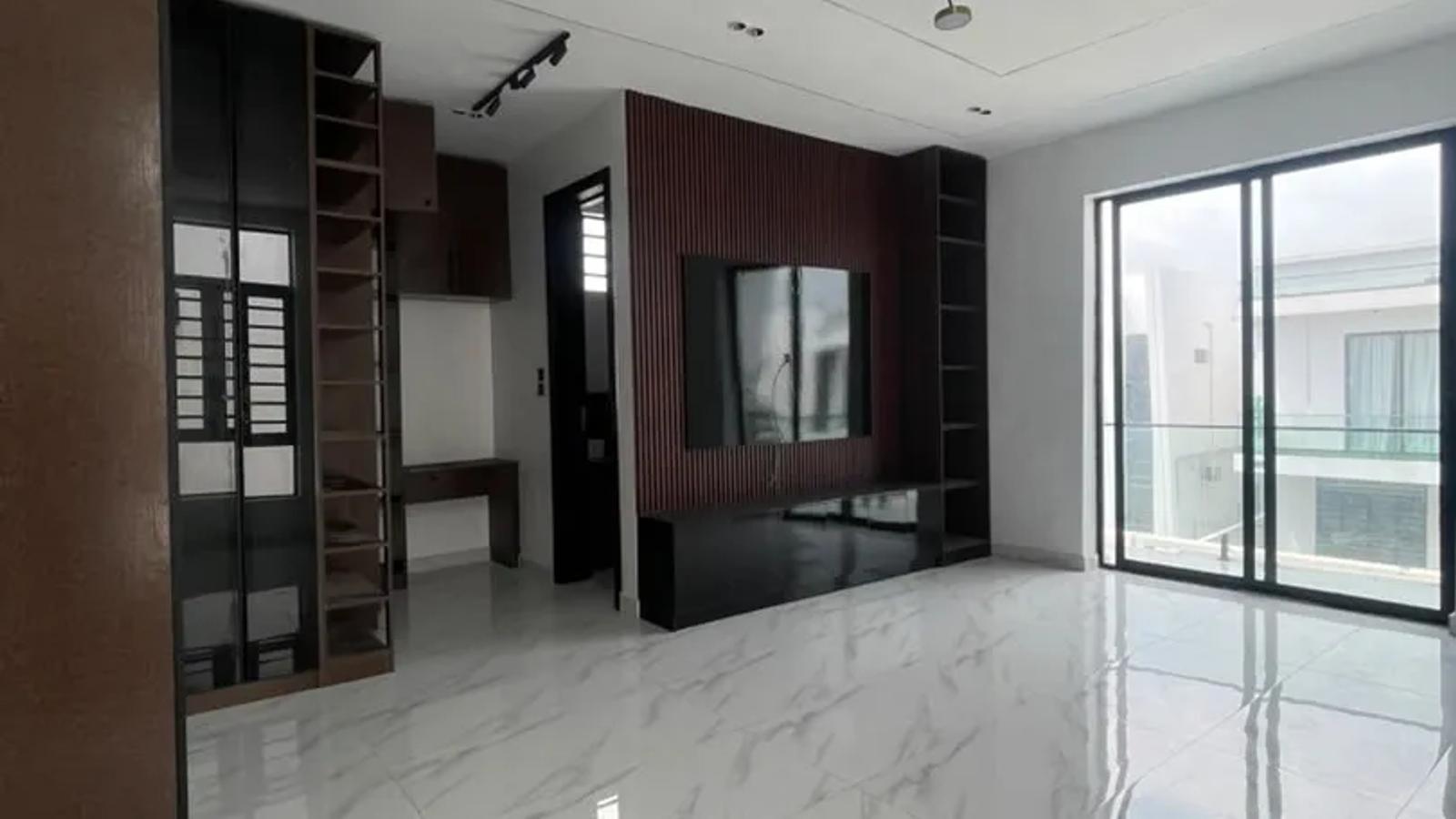 4 BEDROOM FULLY-DETACHED DUPLEX WITH BQ