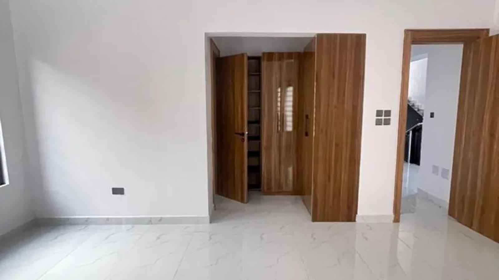 5 Bedroom Fully Detached Duplex