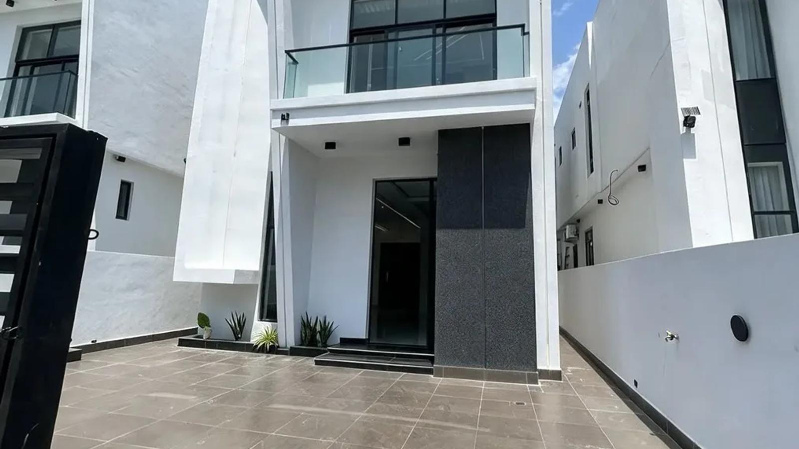 4 BEDROOM FULLY DETACHED DUPLEX WITH BQ