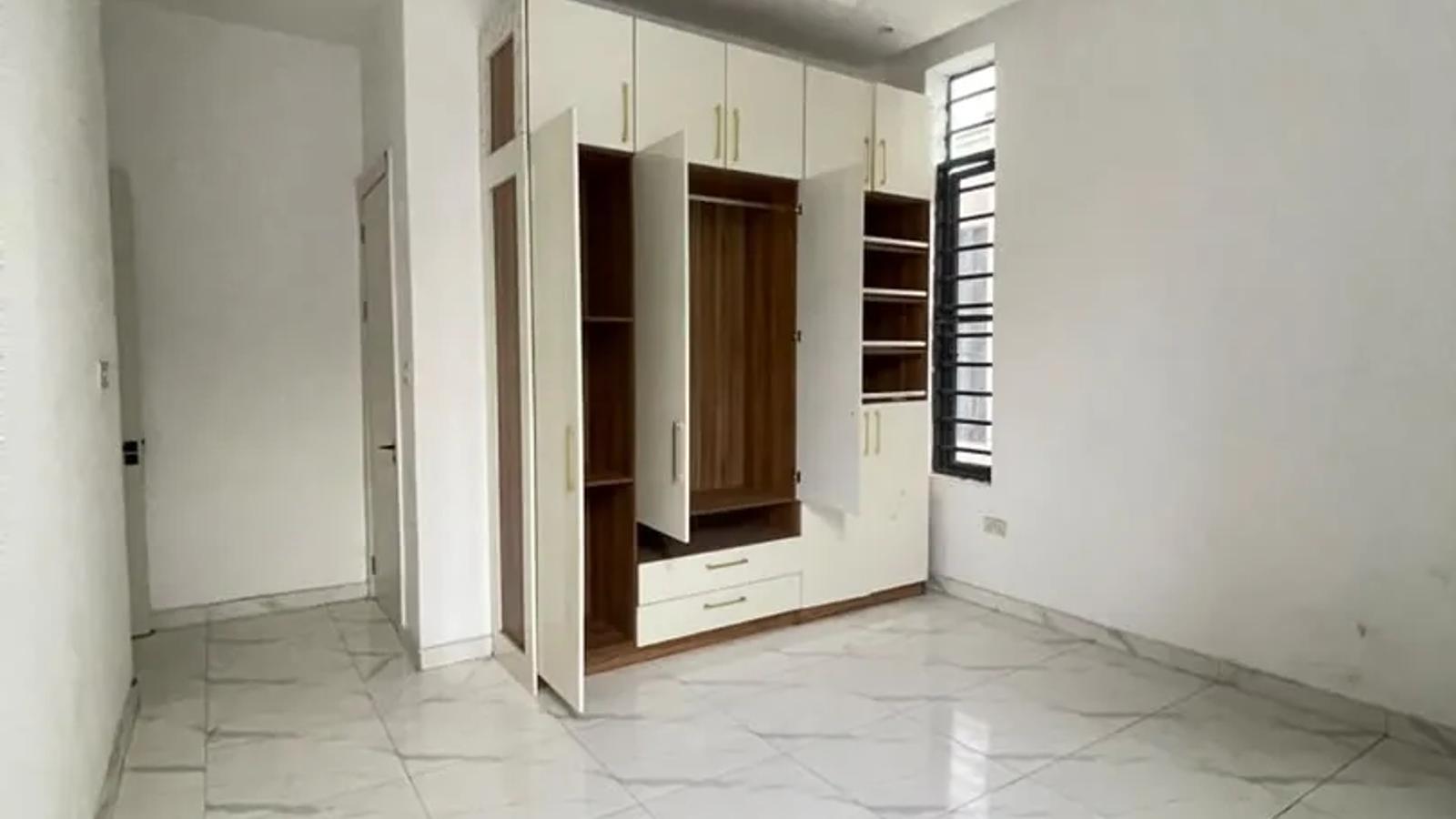 5 Bedroom Fully Detached Duplex