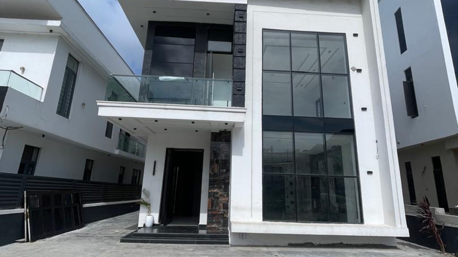 6 Bedroom Fully Detached Duplex