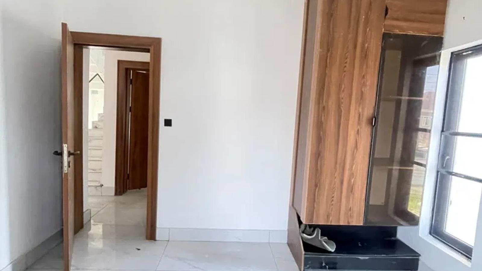 6 Bedroom Fully Detached Duplex