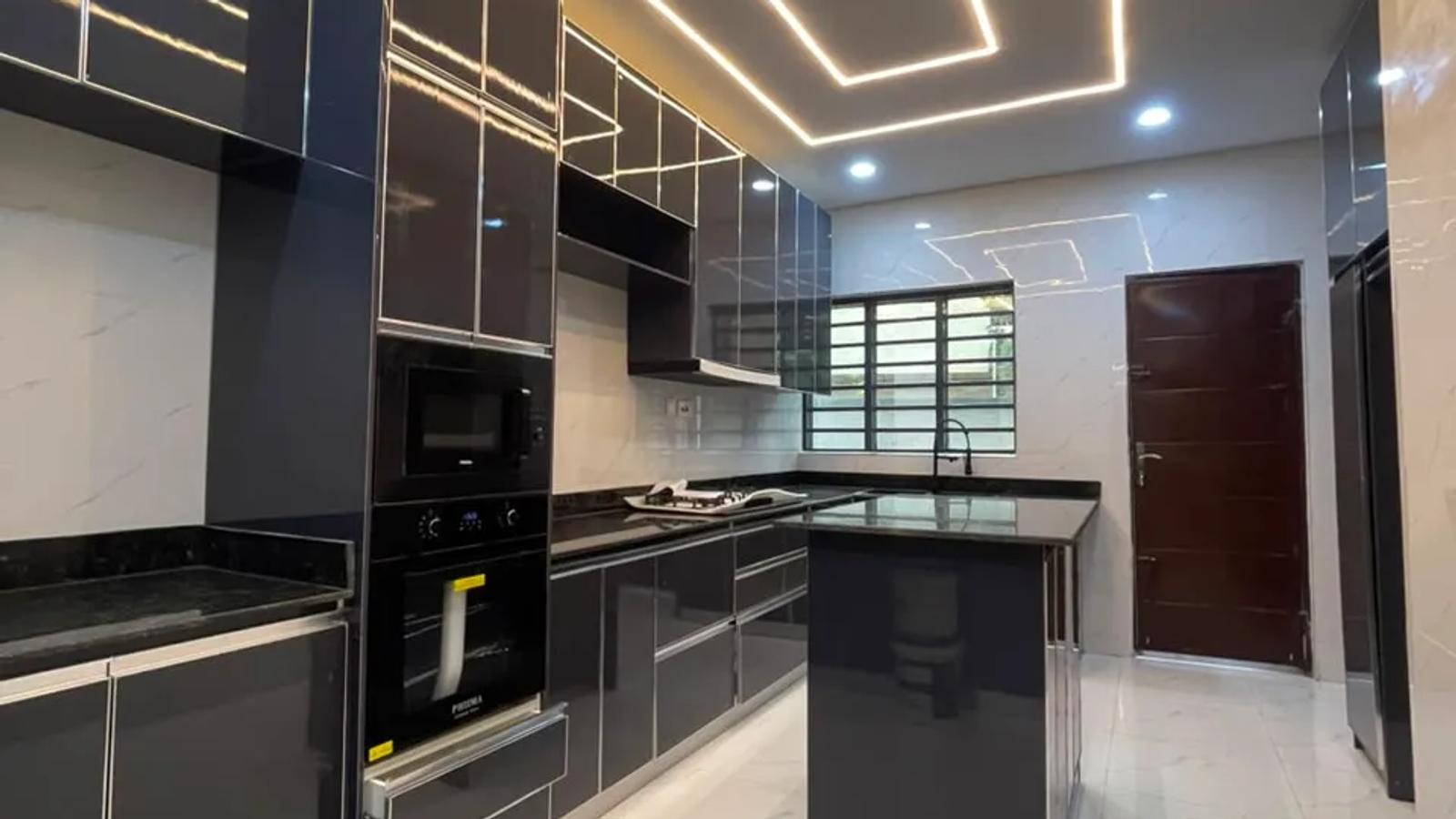 5 BEDROOM FULLY DETACHED DUPLEX WITH BQ