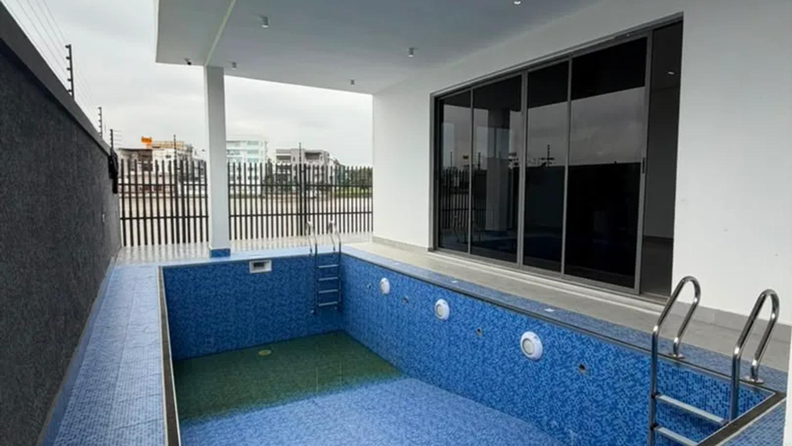 5 Bedroom Fully Detached Duplex