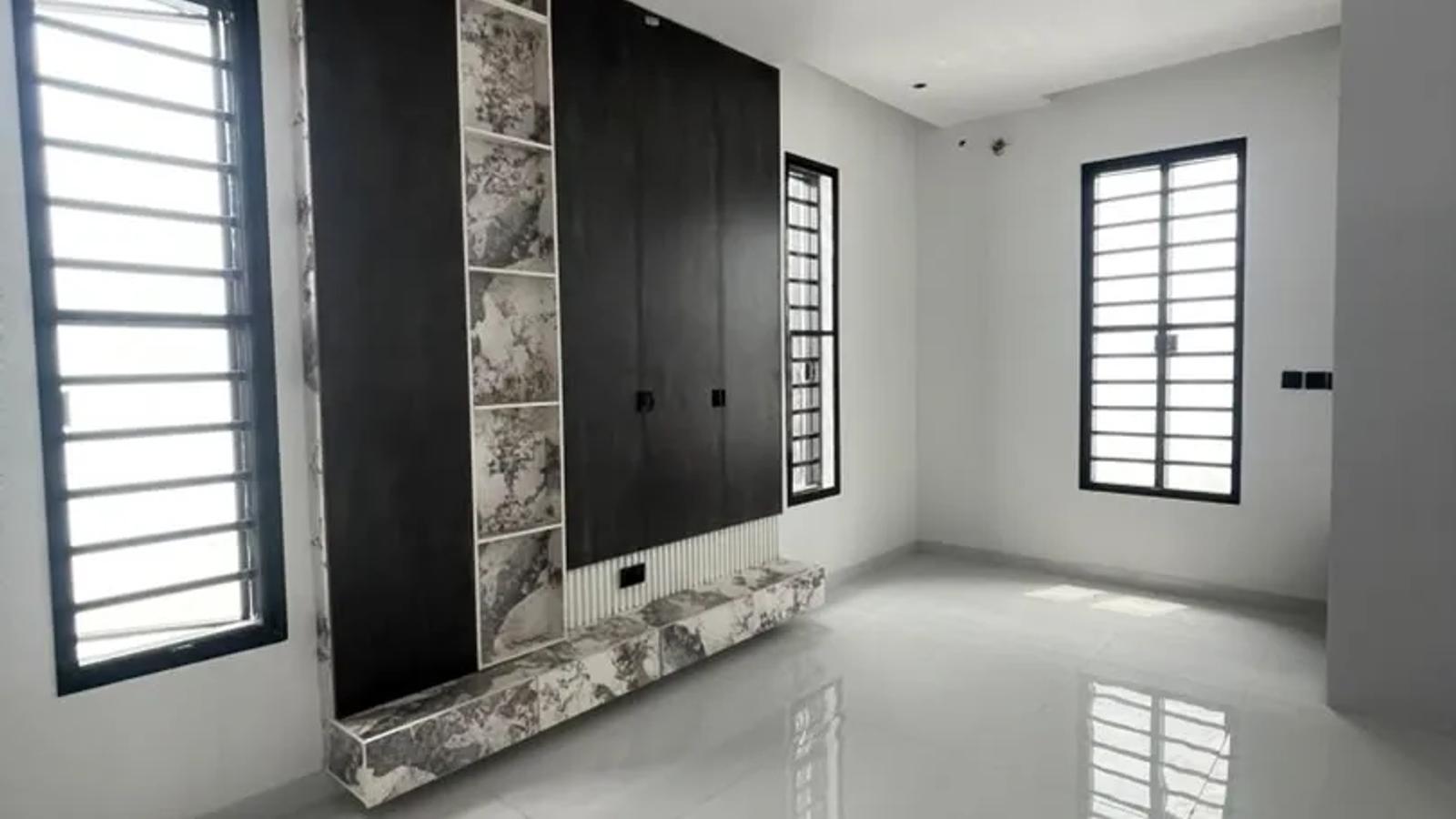 5 BEDROOM FULLY DETACHED DUPLEX