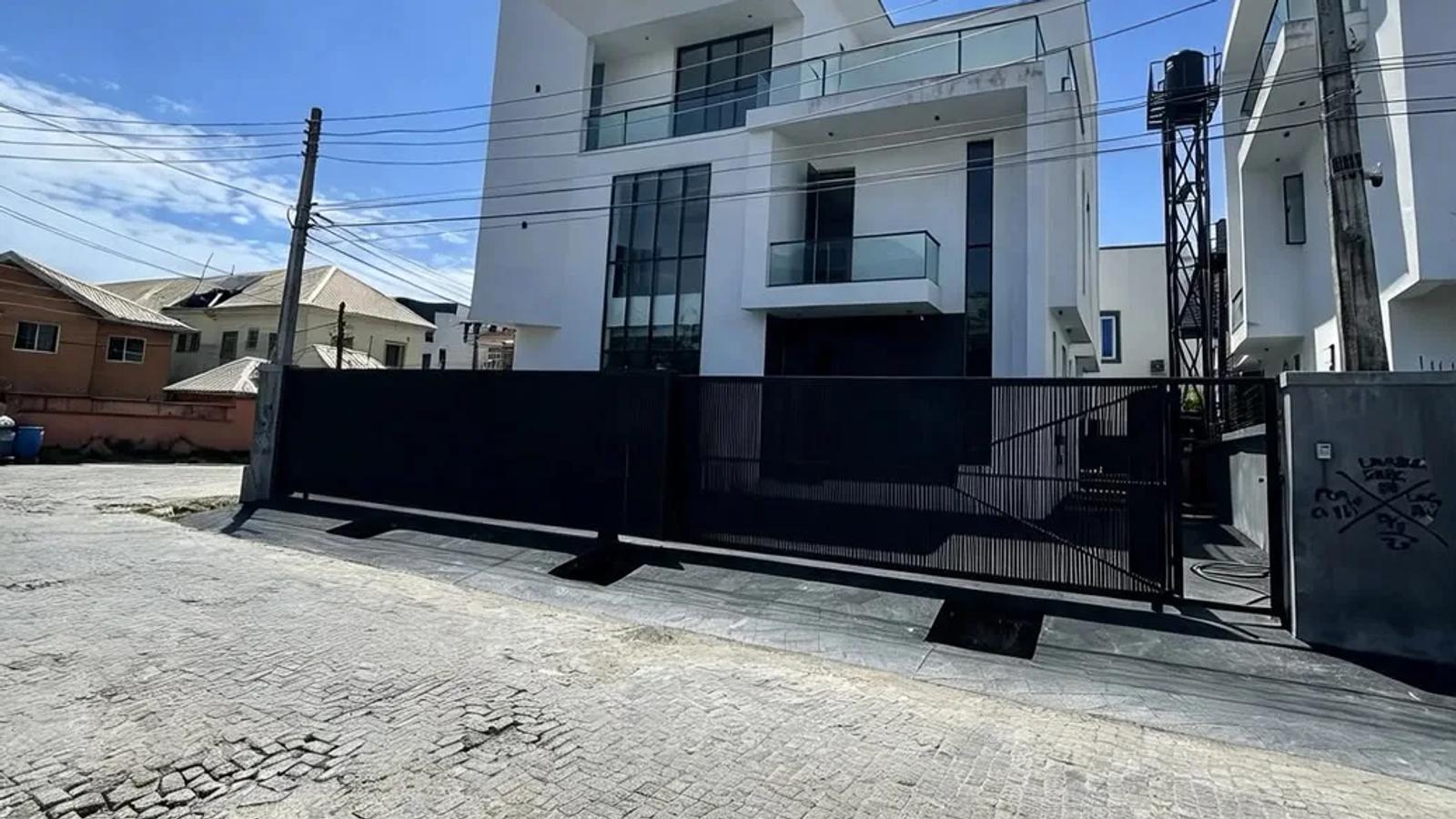 5 Bedroom Fully Detached Duplex