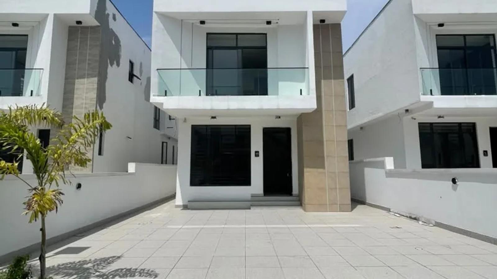 4 BEDROOM FULLY-DETACHED DUPLEX WITH BQ