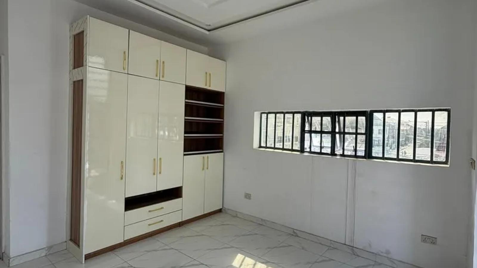 5 Bedroom Fully Detached Duplex