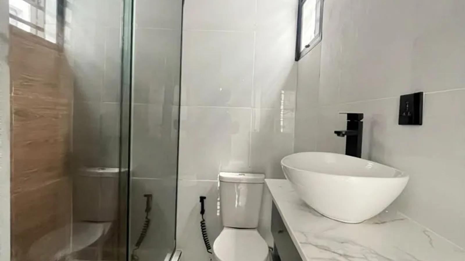 5 BEDROOM FULLY DETACHED DUPLEX