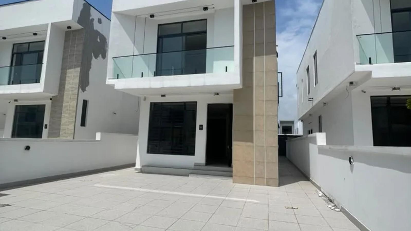 4 BEDROOM FULLY-DETACHED DUPLEX WITH BQ