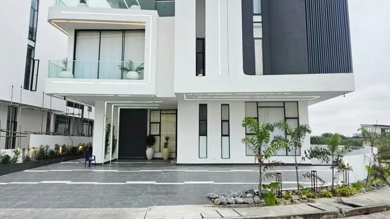 5 Bedroom Fully Detached Duplex