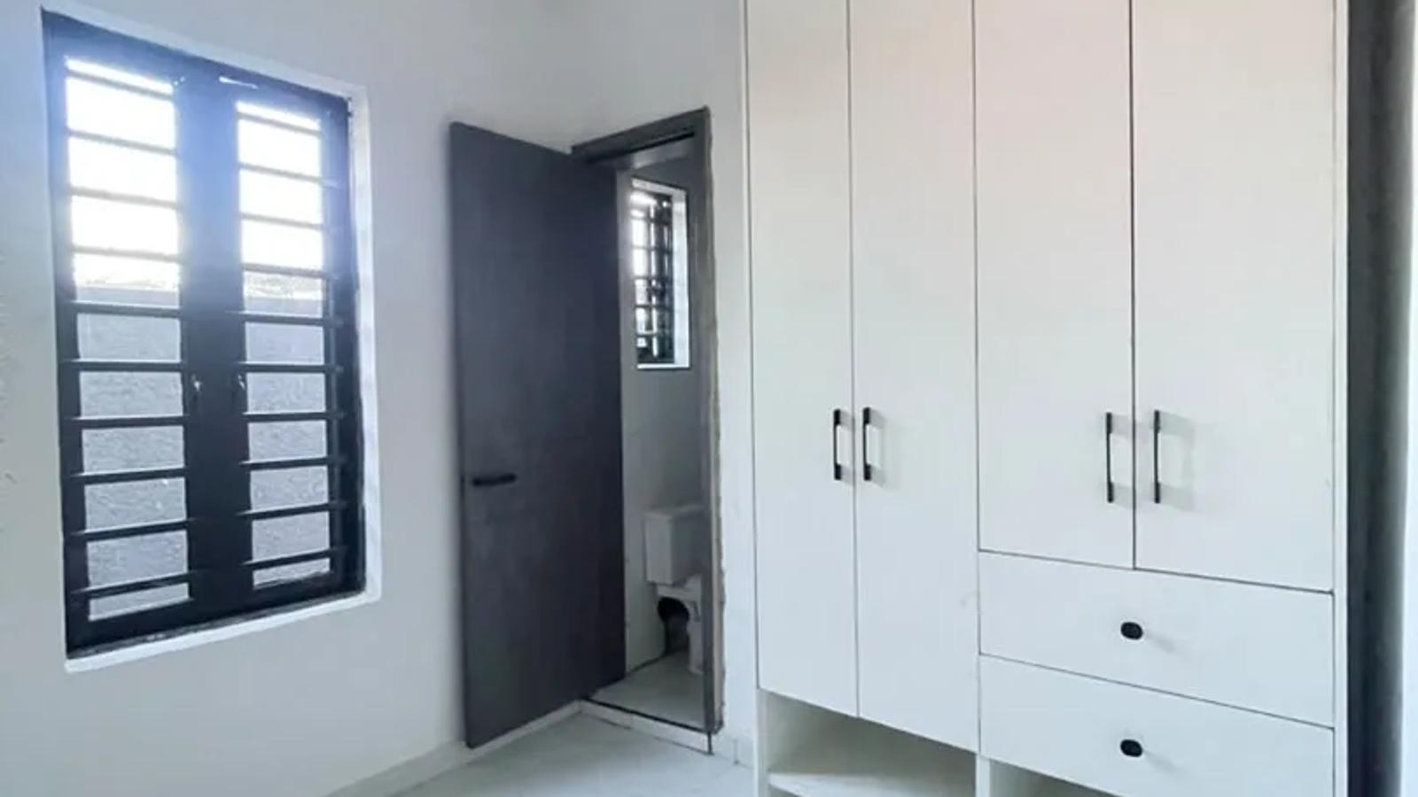4 BEDROOM FULLY DETACHED DUPLEX