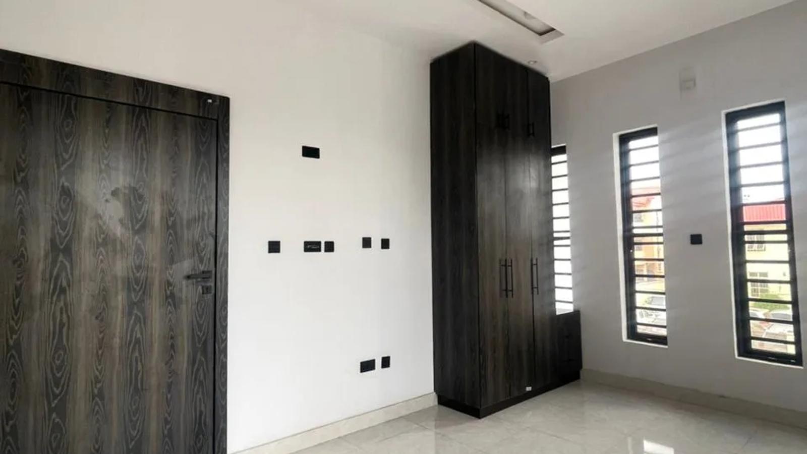 6 Bedroom Fully Detached Duplex