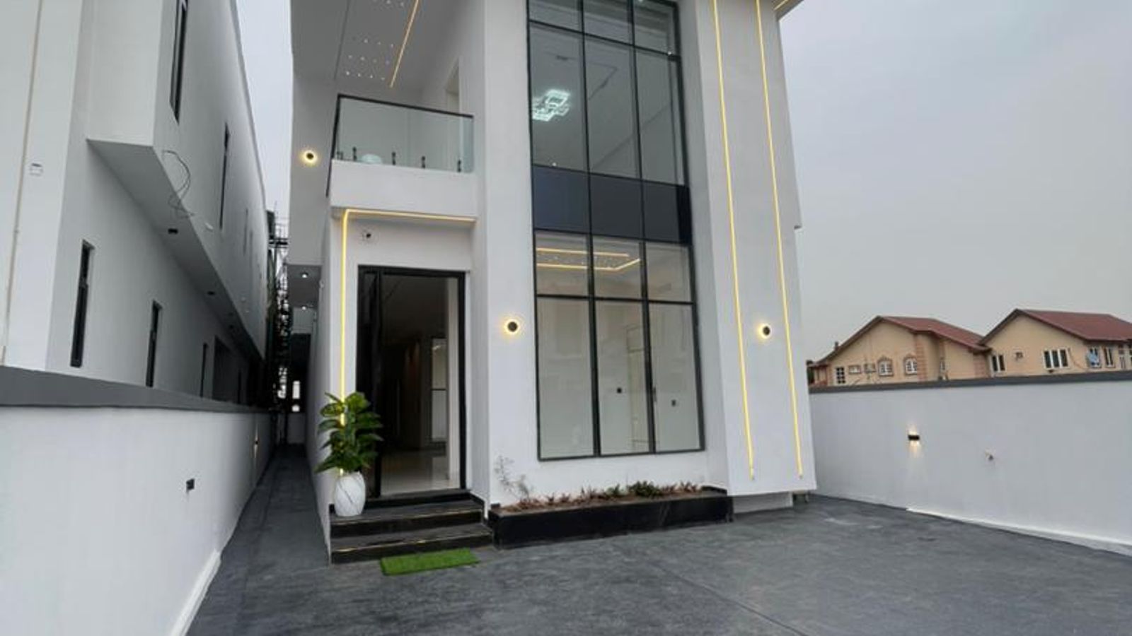 5 Bedroom Fully Detached Duplex