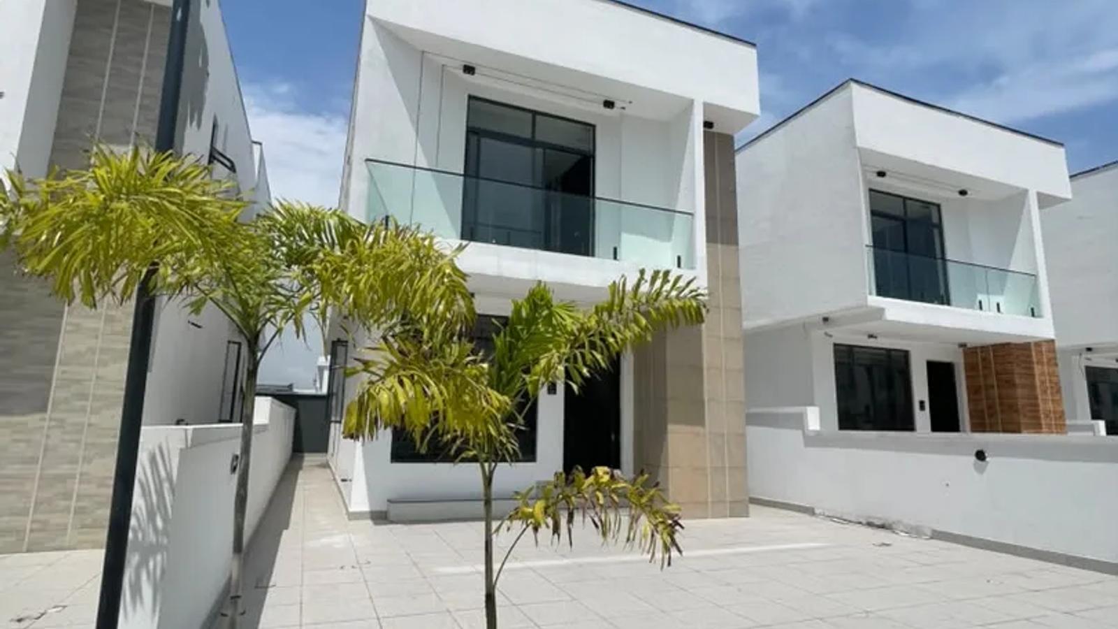 4 BEDROOM FULLY-DETACHED DUPLEX WITH BQ