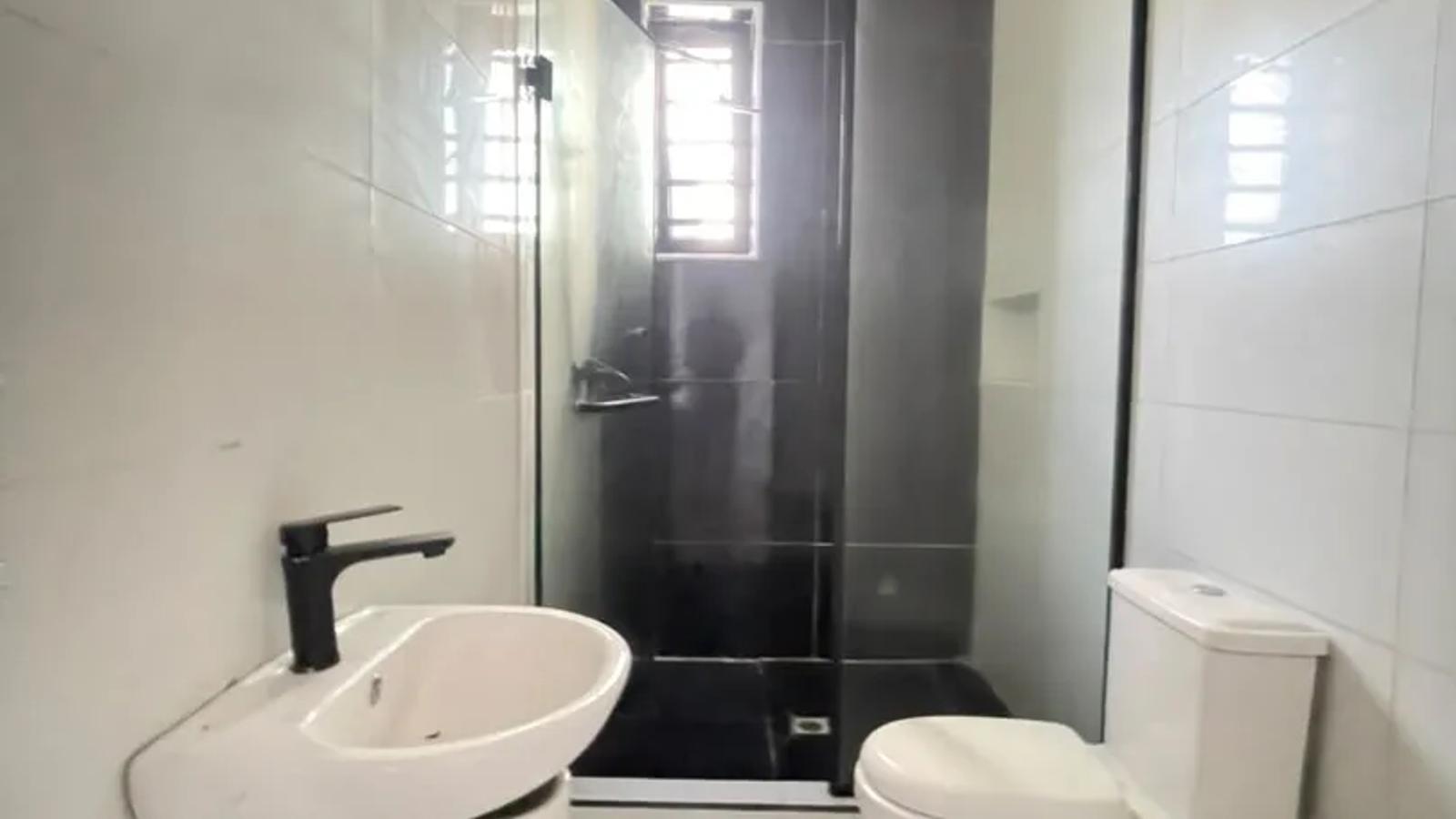4 BEDROOM FULLY DETACHED DUPLEX