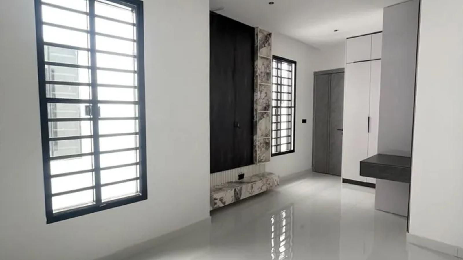 5 BEDROOM FULLY DETACHED DUPLEX