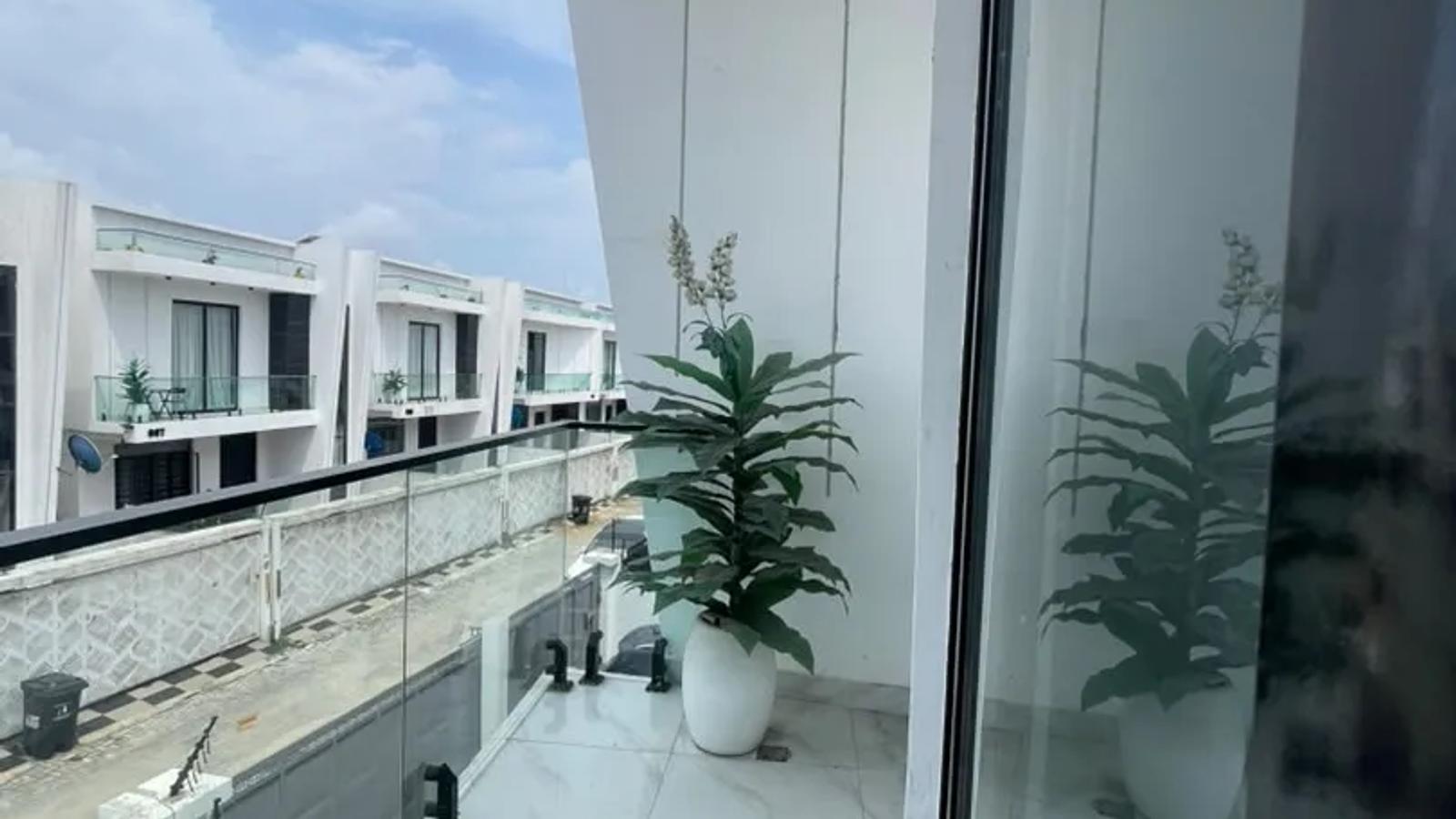 4 BEDROOM FULLY-DETACHED DUPLEX WITH BQ