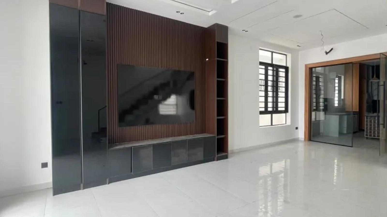 4 BEDROOM FULLY-DETACHED DUPLEX WITH BQ